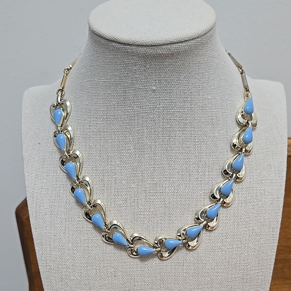 Unmarked Jewelry - BLEEDING HEART LUCITE GOLD TONE NECKLACE